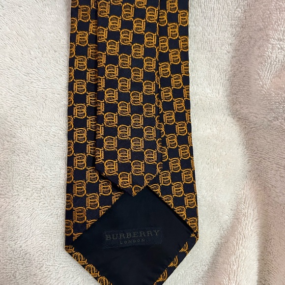 Beautiful Men’s Burberry Tie…..59 ships next day from a five star posher! - Picture 2 of 3
